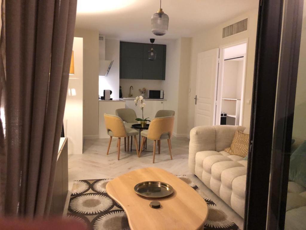 Beautiful Apartment Design Next To The Sea Антиб Екстериор снимка