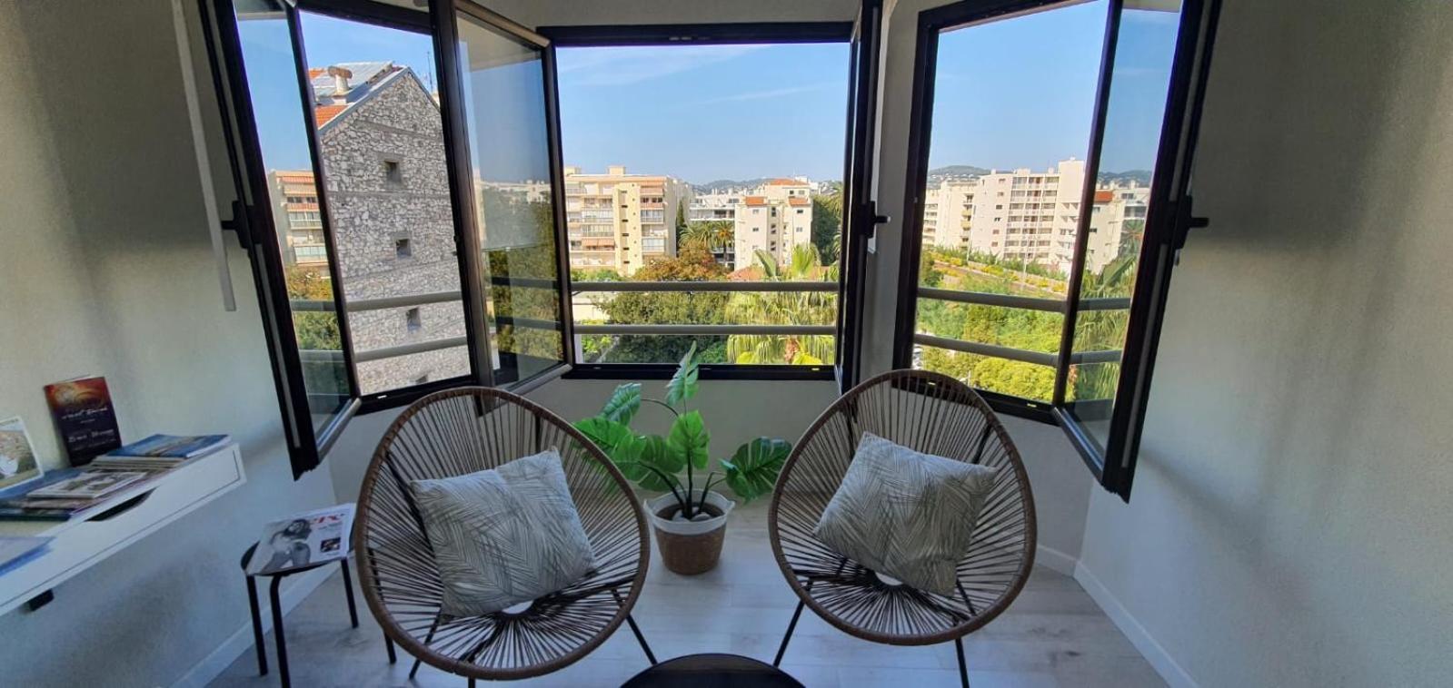 Beautiful Apartment Design Next To The Sea Антиб Екстериор снимка